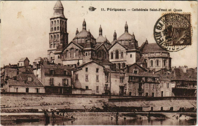 Carte postale ancienne Perigueux- Cathedrale Saint-Front et Quais France à Périgueux