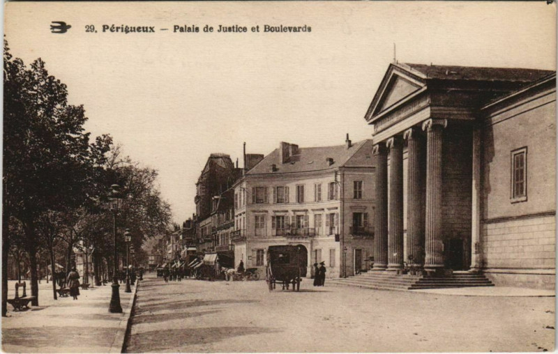 Carte postale ancienne Perigueux- Palais de Justice et Boulevards France à Périgueux