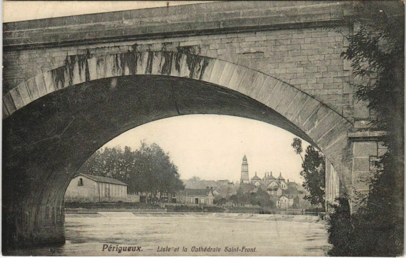 Carte postale ancienne Perigueux- Isle et la Cathedrale Saint Front France à Périgueux