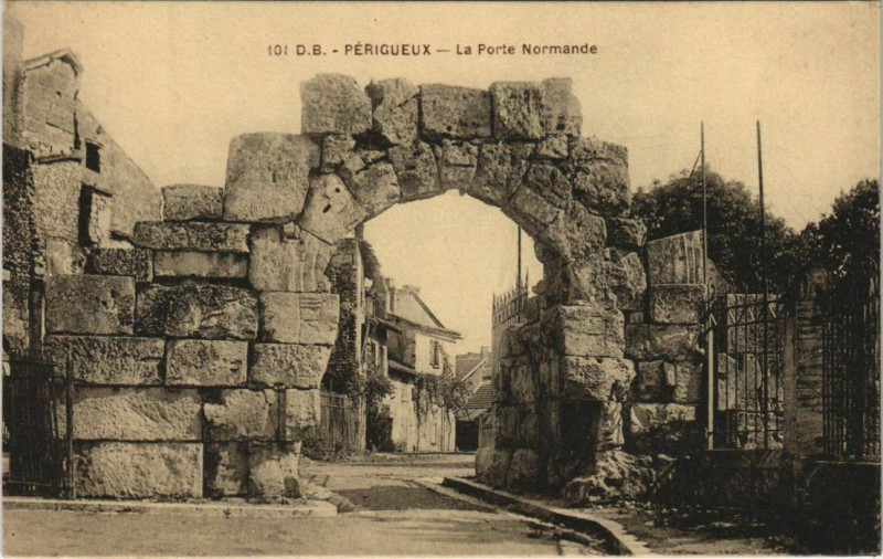 Carte postale ancienne Perigueux- Porte Normande France à Périgueux