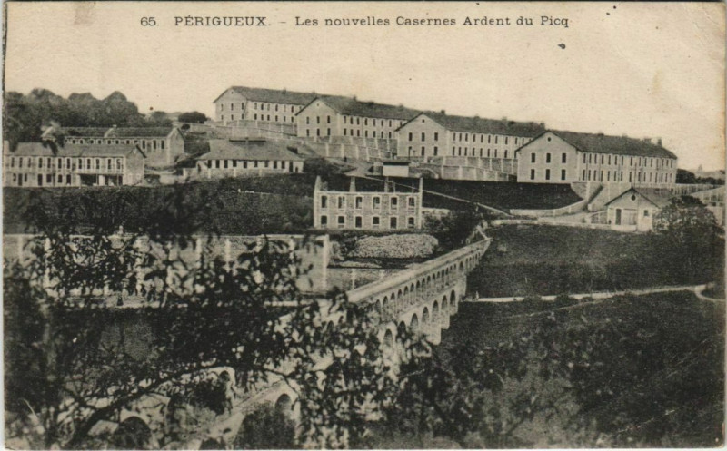 Carte postale ancienne Perigueux- Les Nouvelles Casernes France à Périgueux