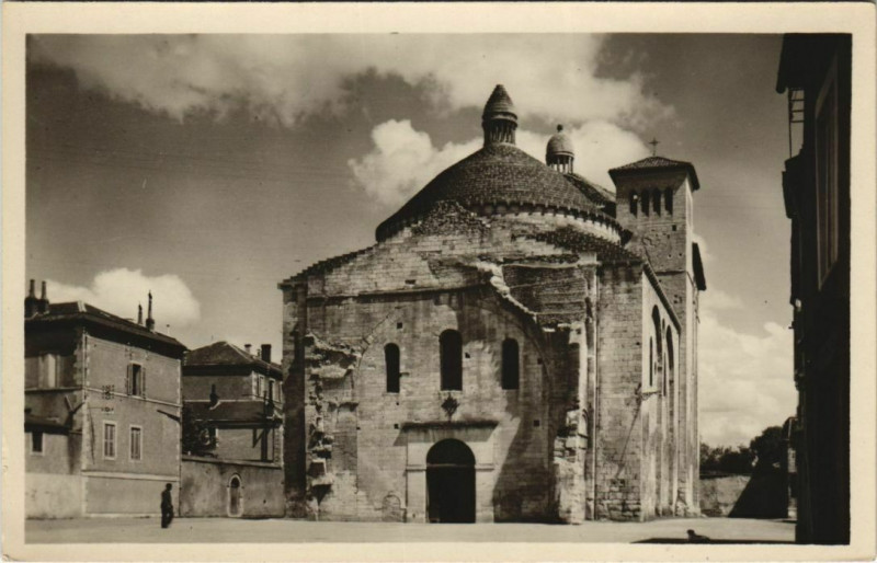 Carte postale ancienne Perigueux- Eglise Saint-Etienne a la Cite France à Périgueux