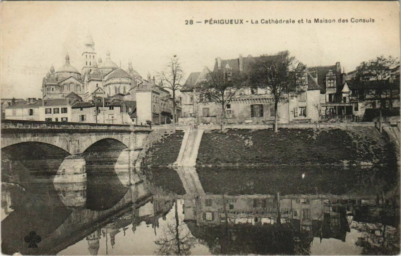 Carte postale ancienne Perigueux- La Cathedrale et la Maison des Consuls France à Périgueux