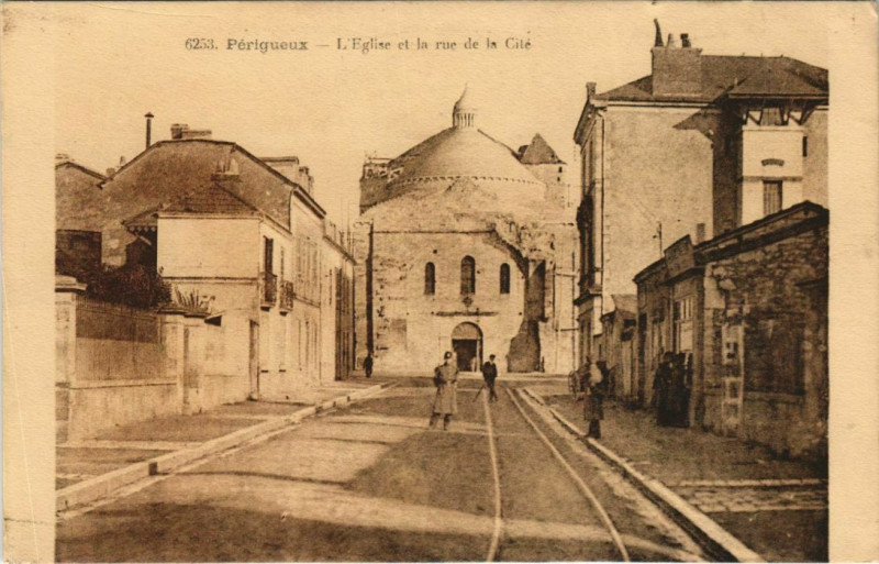 Carte postale ancienne Perigueux- Eglise et la rue de la Cite France à Périgueux
