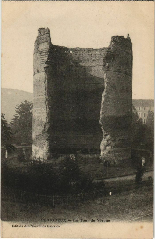 Carte postale ancienne Perigueux- La Tour de Vesone France à Périgueux
