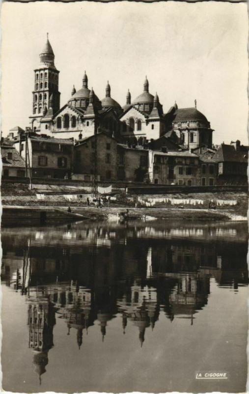 Carte postale ancienne Perigueux- Isle et la Cathedrale Saint Front France à Périgueux