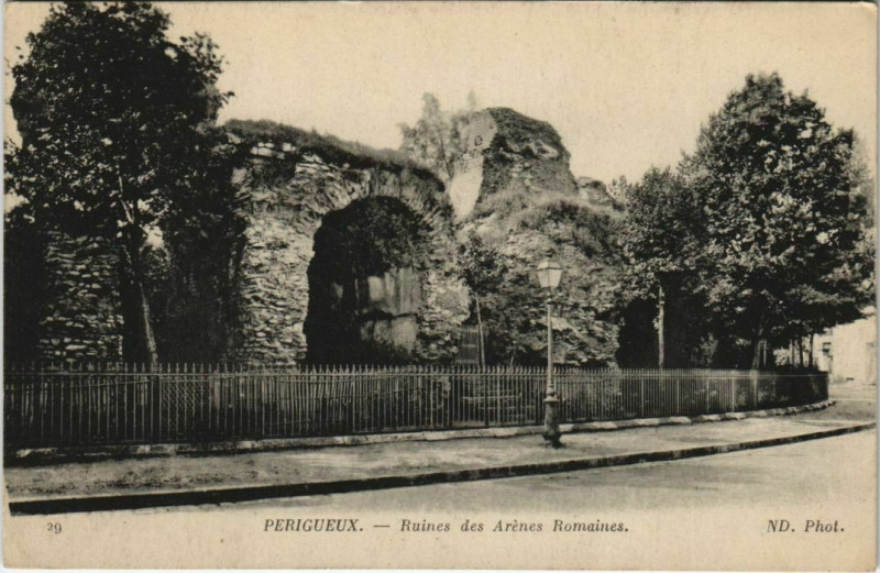 Carte postale ancienne Perigueux- ruines des Arenes Romaines France à Périgueux