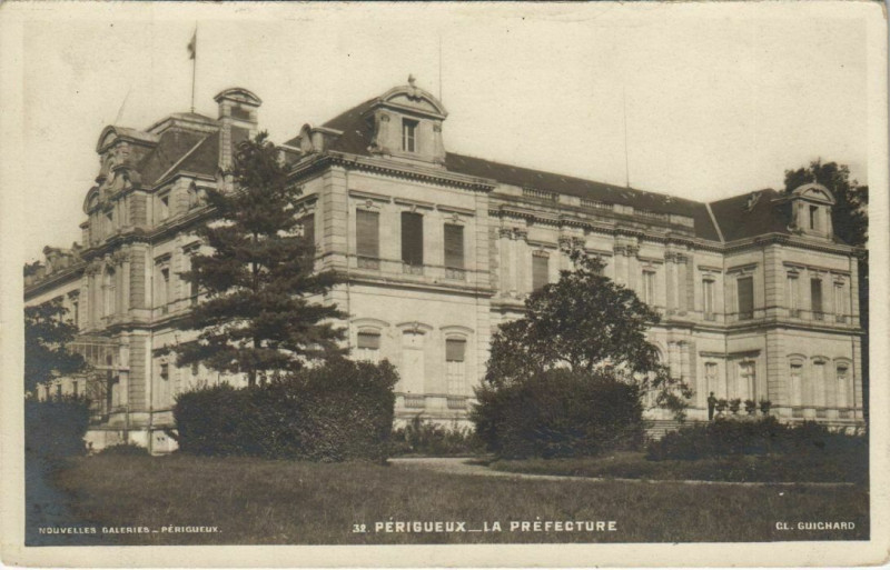 Carte postale ancienne Perigueux- La Prefecture France à Périgueux