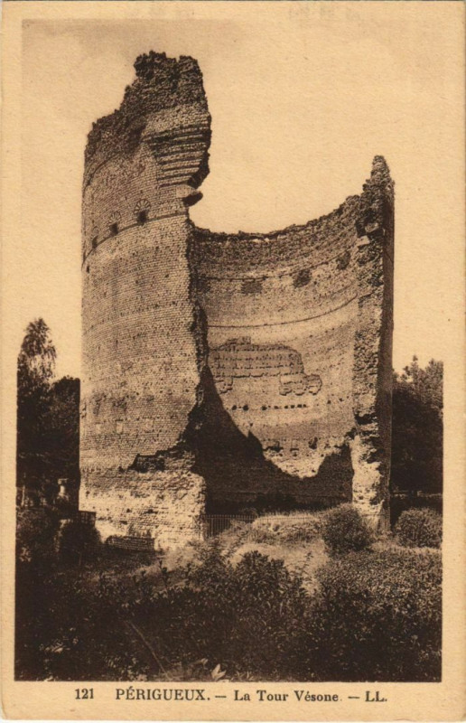 Carte postale ancienne Perigueux- La Tour de Vesone France à Périgueux