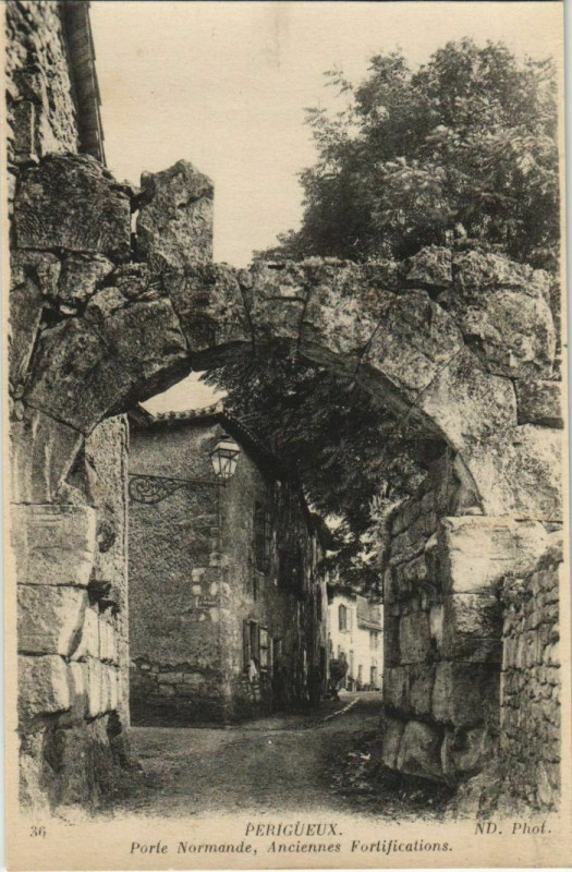 Carte postale ancienne Perigueux- Porte Normande,Ancienne Fortifications France à Périgueux