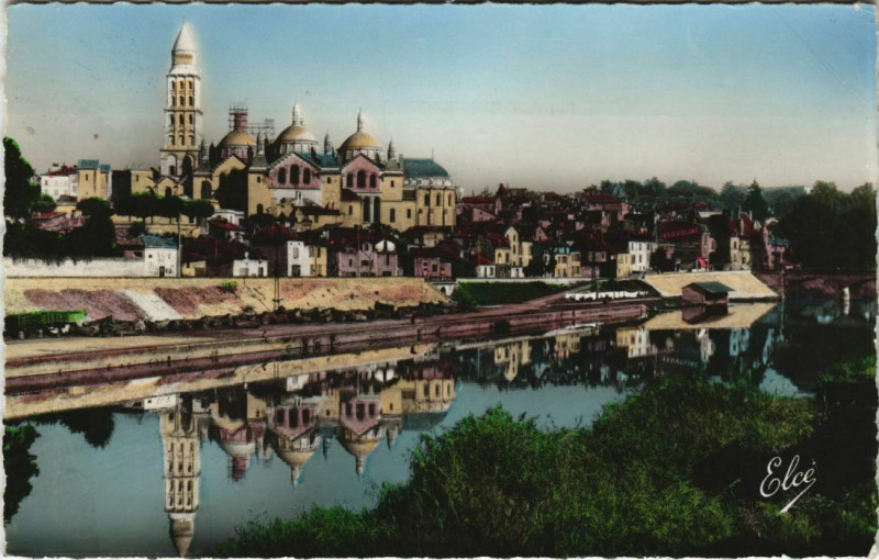 Carte postale ancienne Perigueux- La Cathedrale Saint-Front et la Ville France à Périgueux