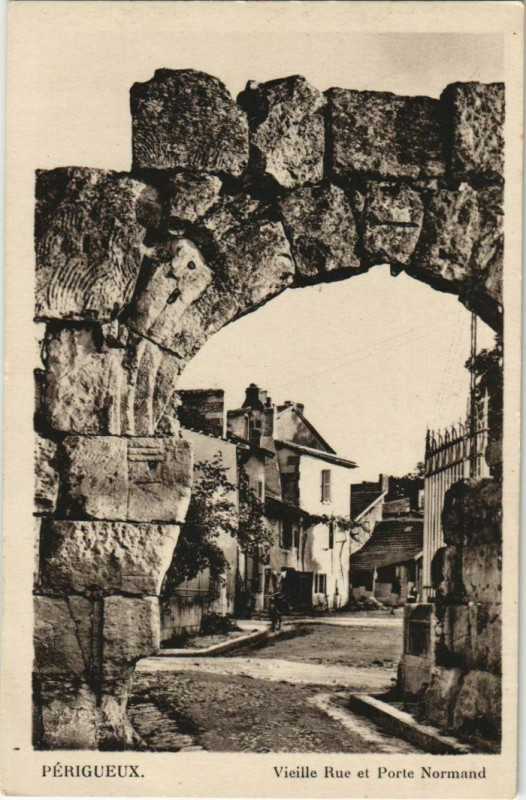 Carte postale ancienne Perigueux- Vieille Rue et Porte Normand France à Périgueux