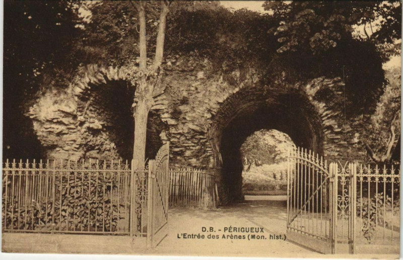 Carte postale ancienne Perigueux- Entree des Arenes France à Périgueux