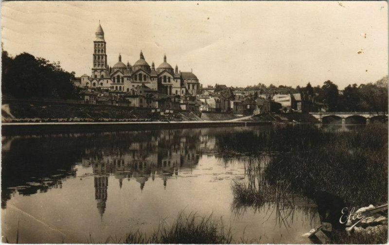 Carte postale ancienne Perigueux- Isle et la Cathedrale Saint Front France à Périgueux