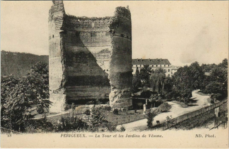 Carte postale ancienne Perigueux- La Tour et les Jardins de Vesone France à Périgueux