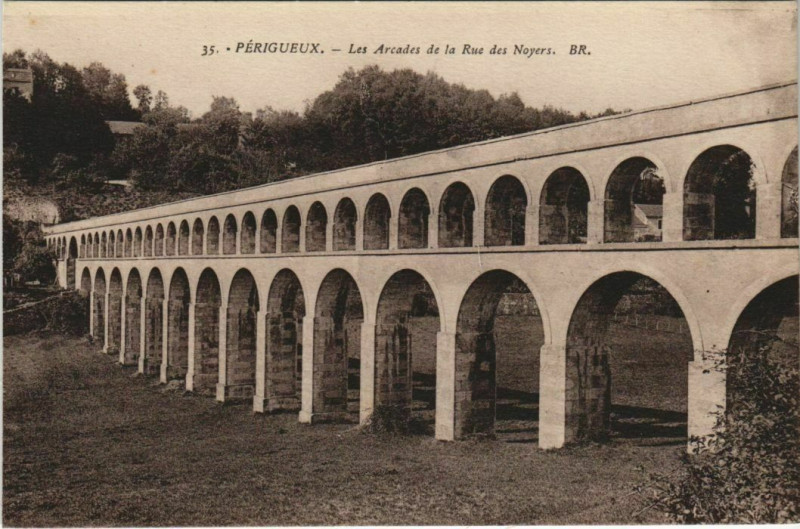 Carte postale ancienne Perigueux- Les Arcades de la Rue des Noyers France à Périgueux