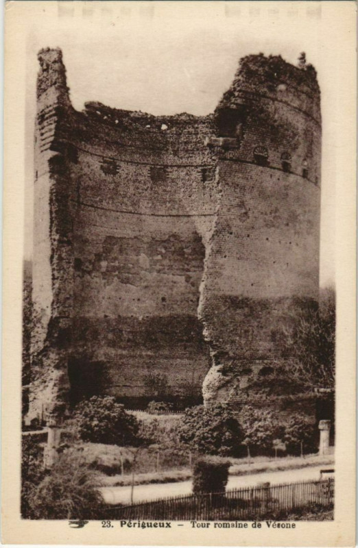 Carte postale ancienne Perigueux- Tour romaine de Vesone France à Périgueux