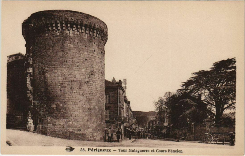 Carte postale ancienne Perigueux- Tour Mataguerre et Curs Fenelon France à Périgueux