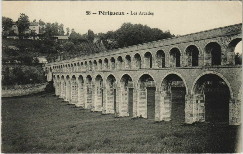 Carte postale ancienne Perigueux- Les Arcades France à Périgueux