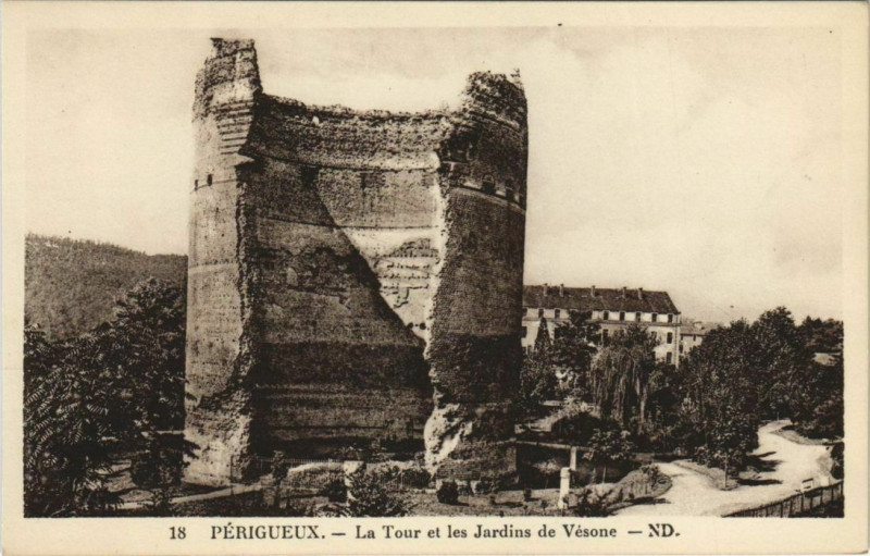 Carte postale ancienne Perigueux- La Tour et les Jardins de Vesone France à Périgueux