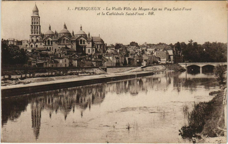 Carte postale ancienne Perigueux- Vieille Ville du Moyen Age&Cathedrale Saint-Front France à Périgueux