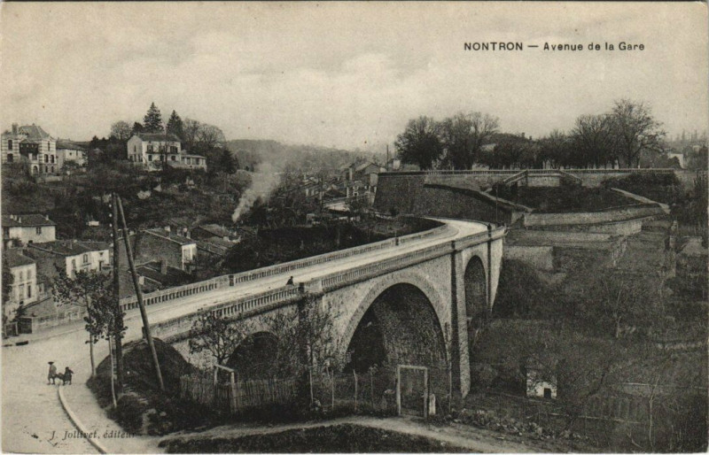 Carte postale ancienne Nontron - Avenue de la Gare à Nontron