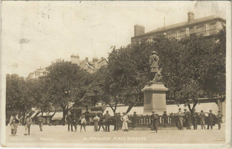Carte postale ancienne Perigueux - Place Bugeaud à Périgueux