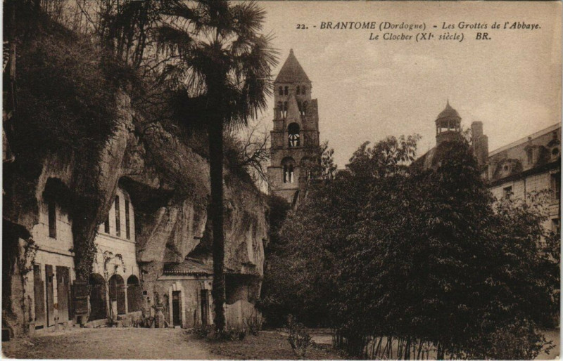 Carte postale ancienne Brantome - Les Grottes de l'Abbaye Le Clocher