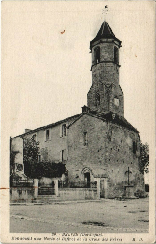 Carte postale ancienne Belves - Monument aux Morts et Beffroi de la Croix des Freres