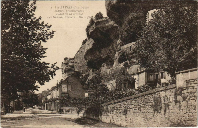 Carte postale ancienne Les Eyzies Station Prehistorique Place de la Mairie aux Eyzies