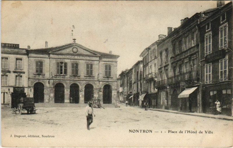 Carte postale ancienne Nontron - Place de l'Hotel de Ville à Nontron