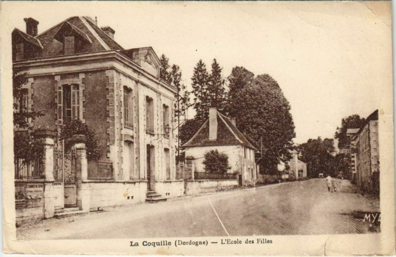 Carte postale ancienne La Coquille - L'Ecole des Filles à La Coquille