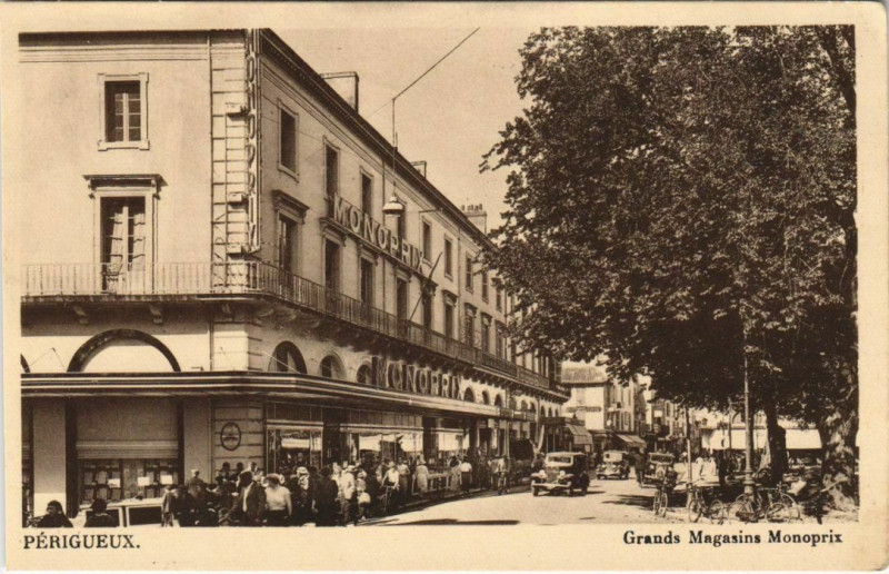 Carte postale ancienne Perigueux Grands Magasins Monoprix à Périgueux