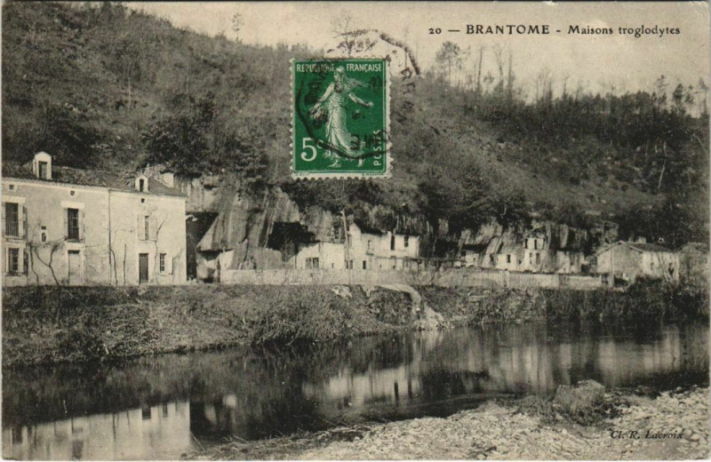 Carte postale ancienne Brantome - Maisons troglodytes