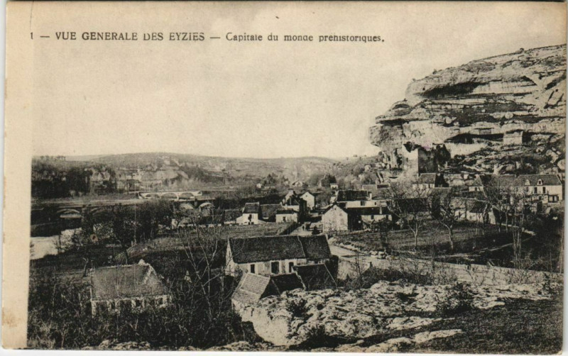 Carte postale ancienne Vue générale des Eyzies - Capitale du Monde prehistoriques