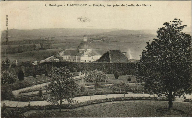 Carte postale ancienne Hautefort - Hospice vue prise du Jardin des Felurs à Hautefort