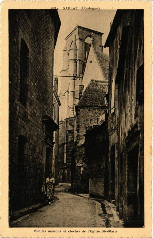 Carte postale ancienne Sarlat - Vieilles maisons et clocher de l'Eglise Sainte-Marie