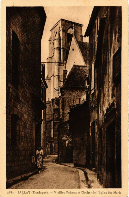 Carte postale ancienne Sarlat - Vieilles Maisons et Clocher de l'Eglise Sainte-Marie