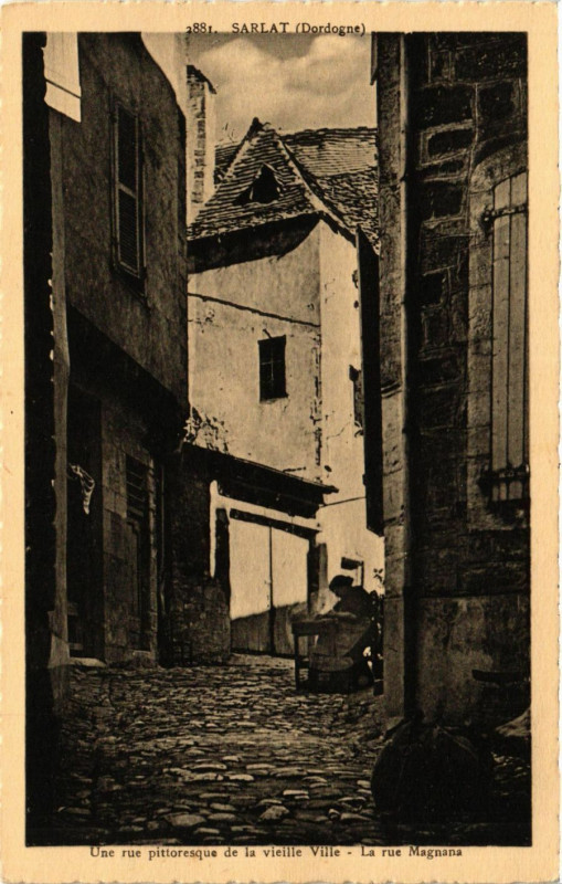 Carte postale ancienne Sarlat - Une rue pittoresque de la Vieille Ville