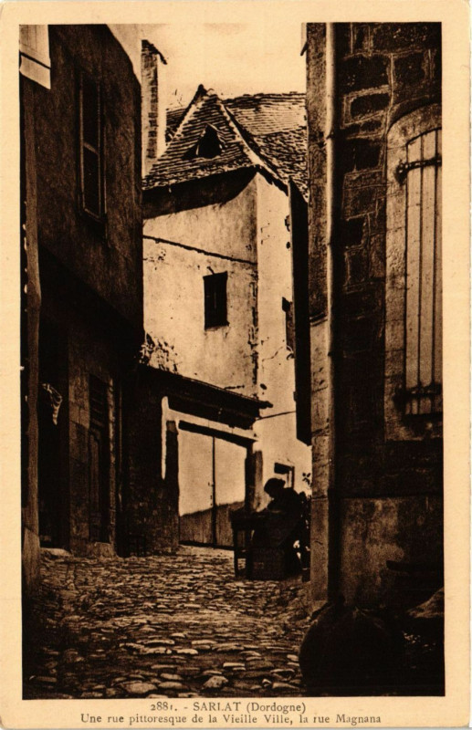 Carte postale ancienne Sarlat - Une Rue pittoresque de la Vieille Ville