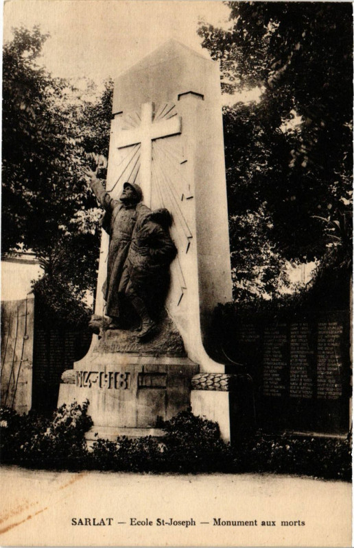 Carte postale ancienne Sarlat - Ecole Saint-Joseph - Monument aux Morts