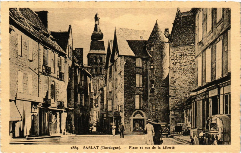 Carte postale ancienne Sarlat - Place et rue de la Liberte