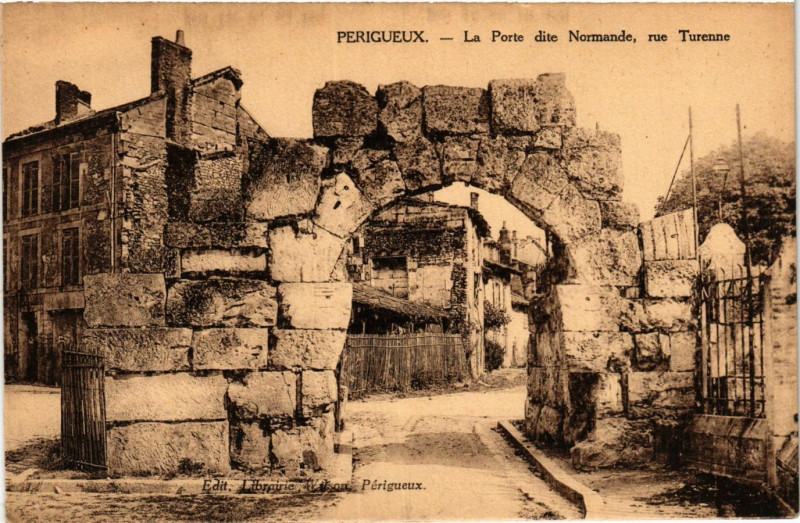 Carte postale ancienne Perigueux - La Porte dite Normande à Périgueux