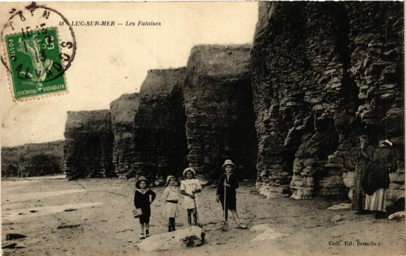Carte postale ancienne Luc sur Mer - Les Falaises