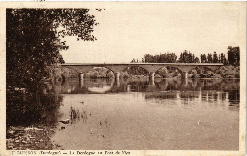Carte postale ancienne Le Buisson - La Dordogne au Pont de Vicq