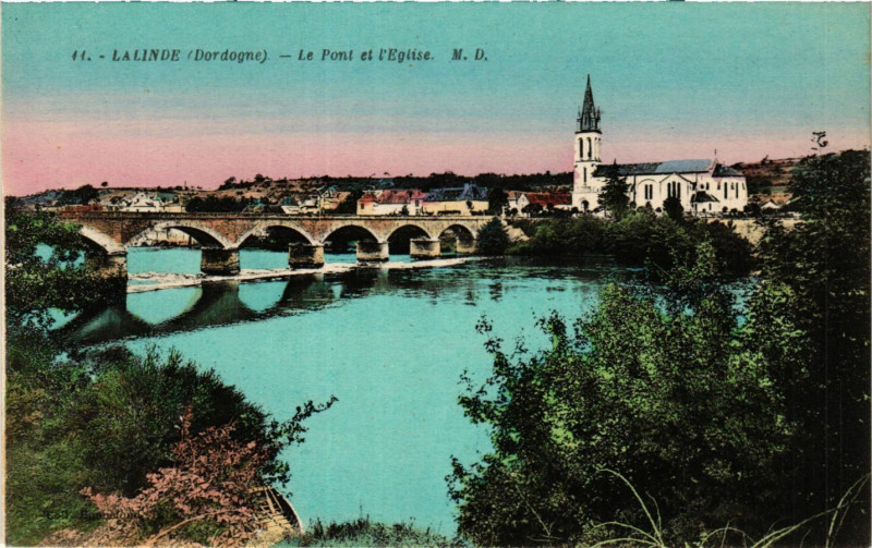 Carte postale ancienne Lalinde - Le Pont et l'Eglise à Lalinde
