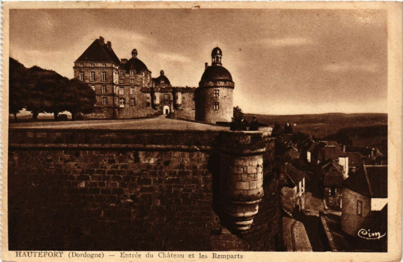 Carte postale ancienne Hautefort-Entrée du Chateau et les Remparts à Hautefort