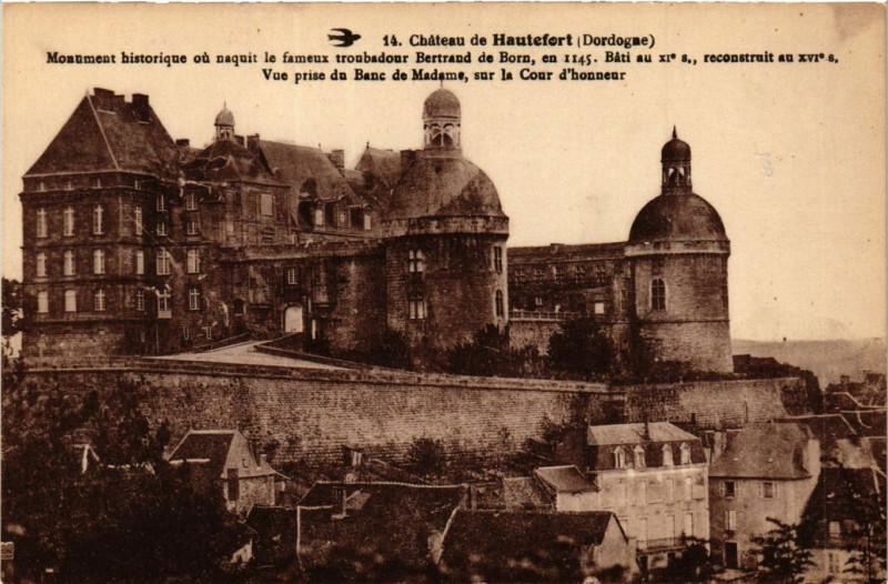 Carte postale ancienne Chateau de Hautefort Monument historique ou naquitfameux troubado à Hautefort