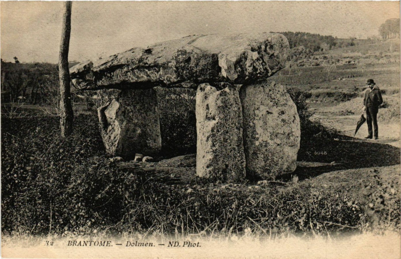 Carte postale ancienne Brantome - Dolmen