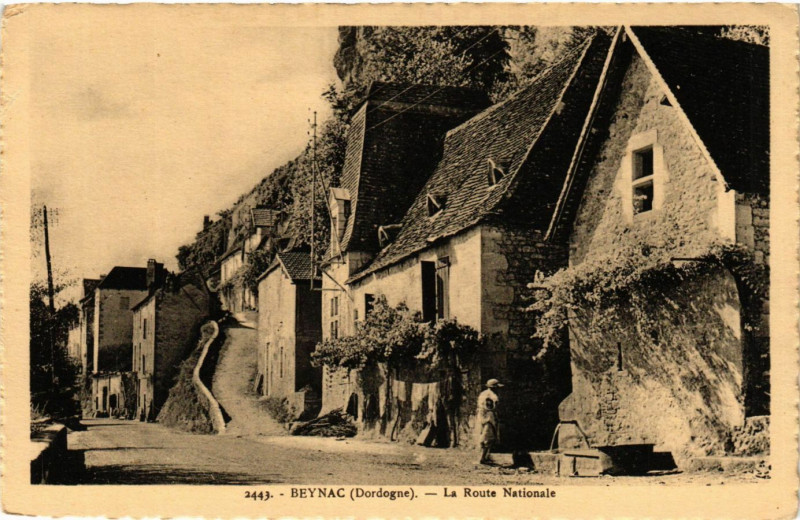 Carte postale ancienne Beynac - La Route Nationale